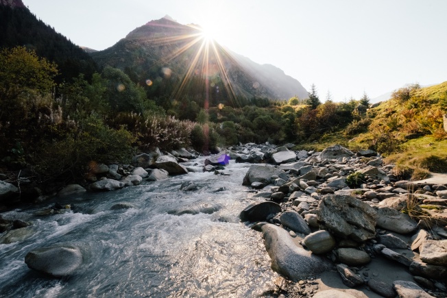 Day 6, a morning by the river in the Pitztal.
I can&rsquo;t remember if the light was really this yellow or I just overedited the photo.