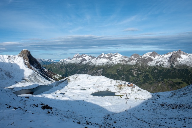 The next day, looking back at the Rappenseehütte on the way up the mountain.